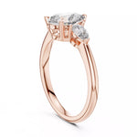 Заредете изображението в галерията: Triamara – годежен пръстен с 3 Pear диаманта, централен 1.20 ct и елегантни странични камъни в 14К рзово злато