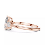 Заредете изображението в галерията: Triamara – годежен пръстен с 3 Pear диаманта, централен 1.20 ct и елегантни странични камъни в 14К рзово злато