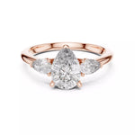 Заредете изображението в галерията: Triamara – годежен пръстен с 3 Pear диаманта, централен 1.20 ct и елегантни странични камъни в 14К рзово злато