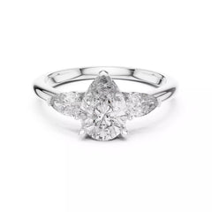 Triamara – годежен пръстен с 3 Pear диаманта, централен 1.20 ct и елегантни странични камъни в 14К бяло злато