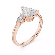 Triamara – годежен пръстен с 3 Pear диаманта, централен 1.20 ct и елегантни странични камъни в 14К рзово злато